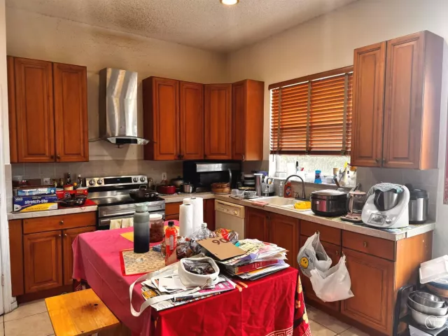 4-bedroom home for sale in Pembroke Pines - 1820 NW 78th Avenue - MondialRealty
