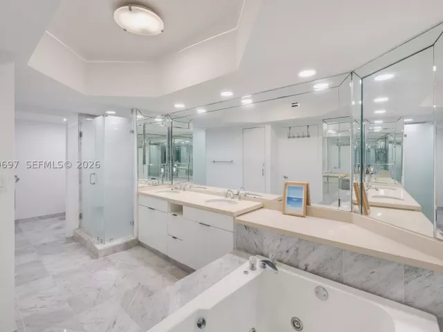 3-bedroom condo for rent in Sunny Isles Beach - 16425 Collins Ave WS3A - MondialRealty