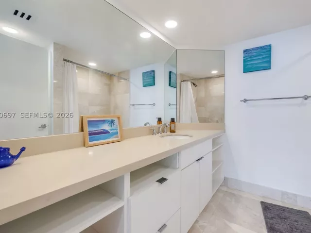 3-bedroom condo for rent in Sunny Isles Beach - 16425 Collins Ave WS3A - MondialRealty
