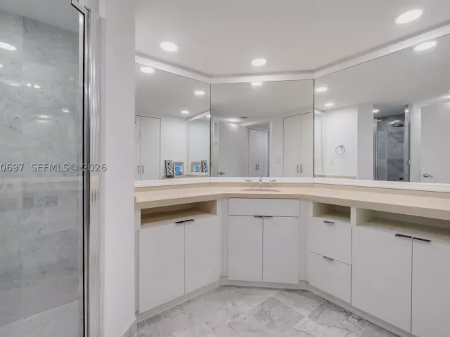 3-bedroom condo for rent in Sunny Isles Beach - 16425 Collins Ave WS3A - MondialRealty