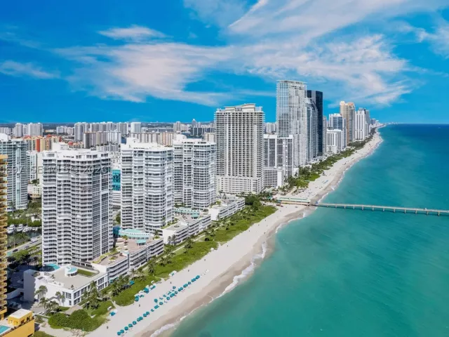 3-bedroom condo for rent in Sunny Isles Beach - 16425 Collins Ave WS3A - MondialRealty