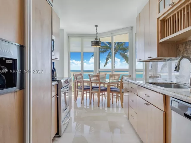 3-bedroom condo for rent in Sunny Isles Beach - 16425 Collins Ave WS3A - MondialRealty