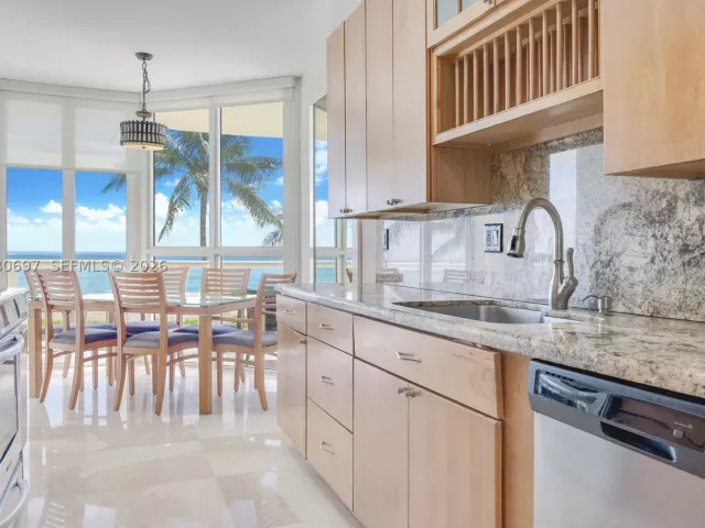 3-bedroom condo for rent in Sunny Isles Beach - 16425 Collins Ave WS3A - MondialRealty
