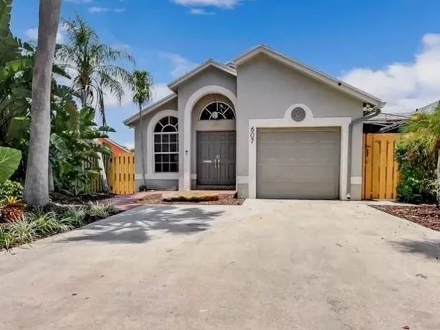 3-bedroom home for rent in Fort Lauderdale - 607 SW 15TH Street - MondialRealty