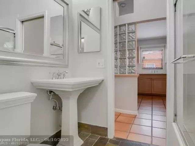 3-bedroom home for rent in Fort Lauderdale - 607 SW 15TH Street - MondialRealty