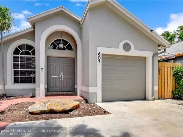 3-bedroom home for rent in Fort Lauderdale - 607 SW 15TH Street - MondialRealty