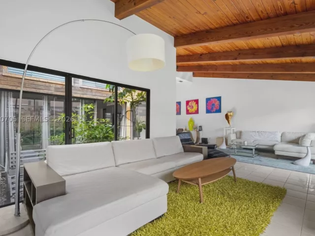 2-bedroom home for sale in Hallandale Beach - 2679 S Parkview Dr - MondialRealty