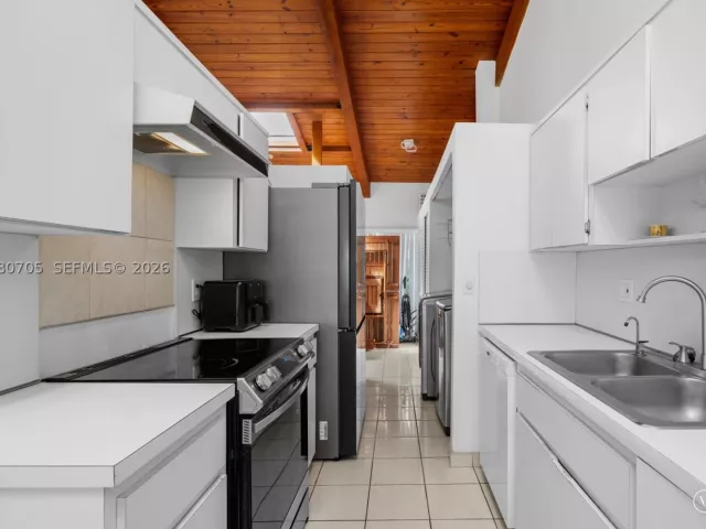 2-bedroom home for sale in Hallandale Beach - 2679 S Parkview Dr - MondialRealty
