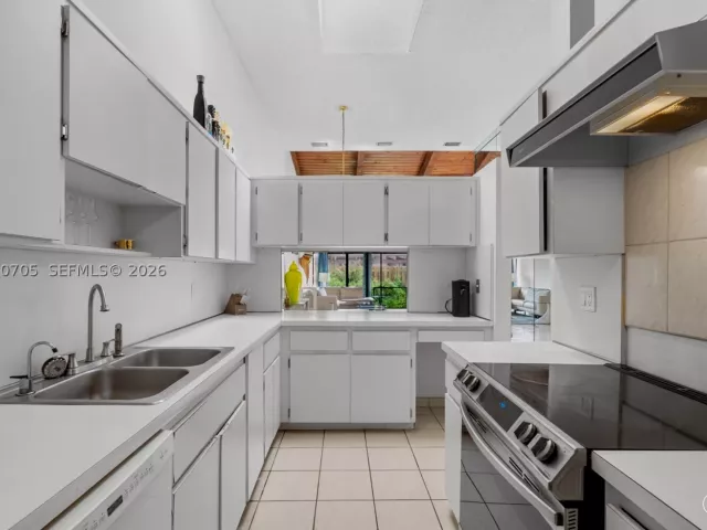 2-bedroom home for sale in Hallandale Beach - 2679 S Parkview Dr - MondialRealty