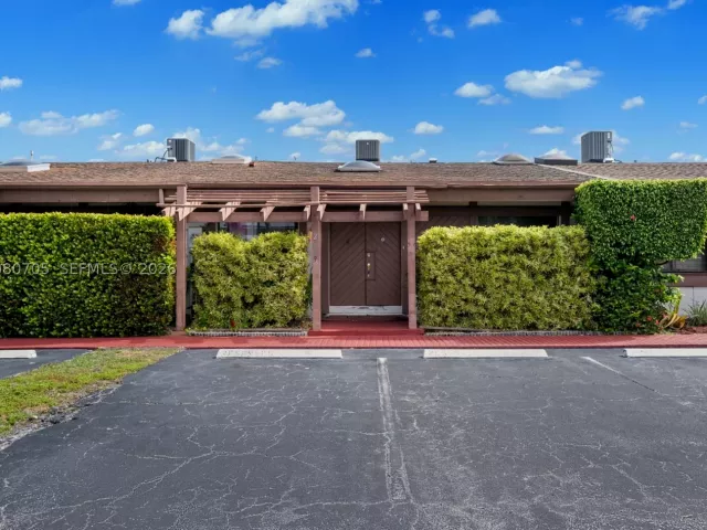 2-bedroom home for sale in Hallandale Beach - 2679 S Parkview Dr - MondialRealty