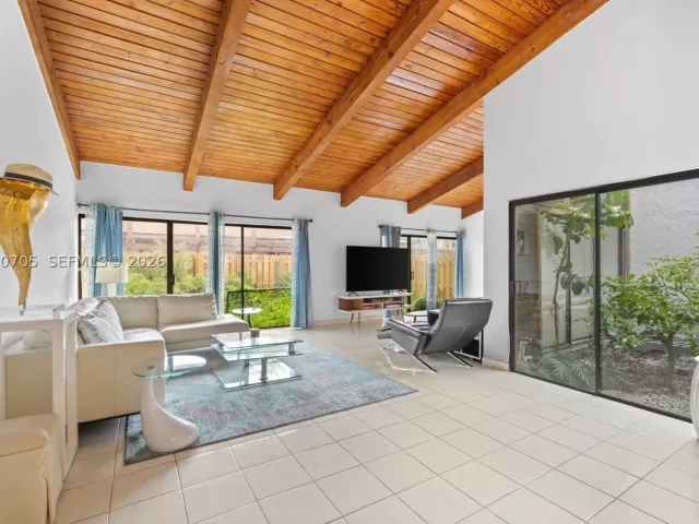 2-bedroom home for sale in Hallandale Beach - 2679 S Parkview Dr - MondialRealty