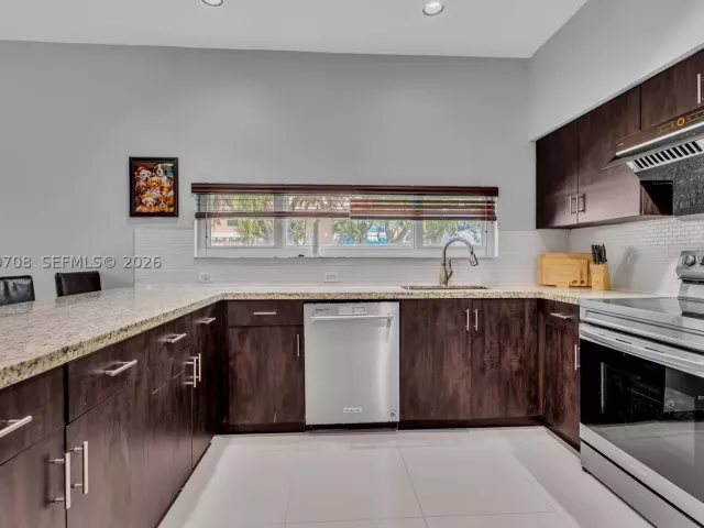 4-bedroom home for sale in Cooper City - 10301 Panama St - MondialRealty