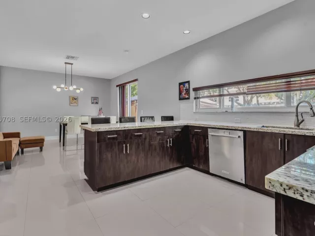 4-bedroom home for sale in Cooper City - 10301 Panama St - MondialRealty