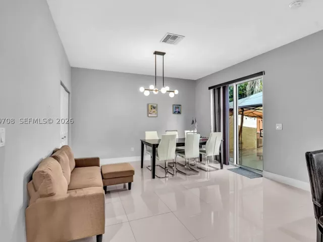 4-bedroom home for sale in Cooper City - 10301 Panama St - MondialRealty