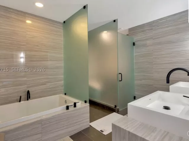1-bedroom condo for rent in Fort Lauderdale - 2200 N Ocean Blvd S605 - MondialRealty