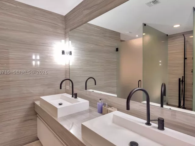 1-bedroom condo for rent in Fort Lauderdale - 2200 N Ocean Blvd S605 - MondialRealty