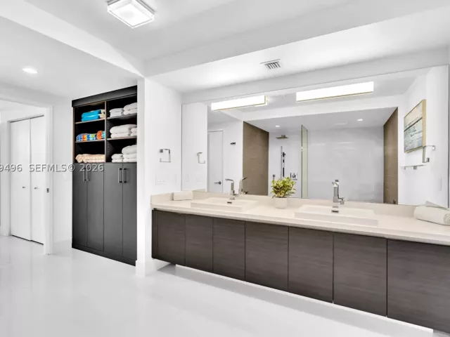 3-bedroom condo for sale in Sunny Isles Beach - 300 Sunny Isles Blvd 4-805 - MondialRealty