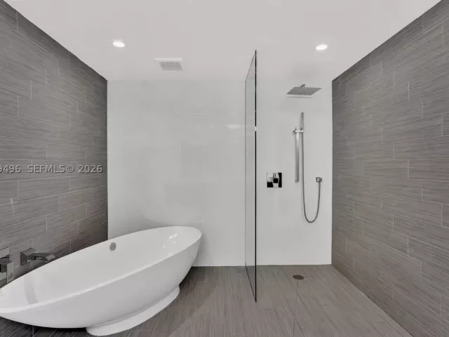 3-bedroom condo for sale in Sunny Isles Beach - 300 Sunny Isles Blvd 4-805 - MondialRealty