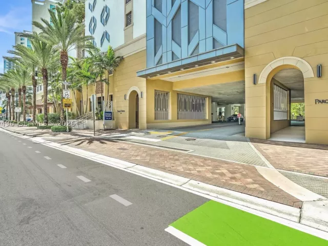 3-bedroom condo for sale in Sunny Isles Beach - 300 Sunny Isles Blvd 4-805 - MondialRealty