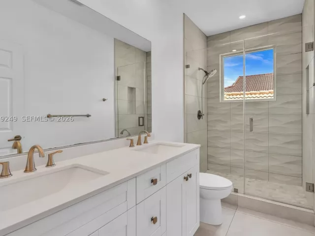 5-bedroom home for sale in Hollywood - 3433 SW 52nd ct - MondialRealty