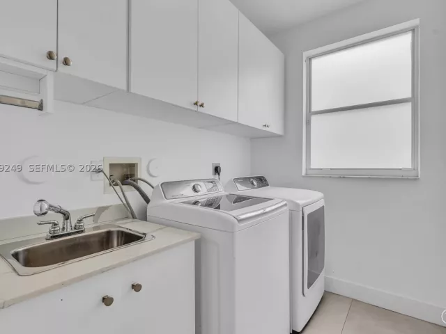 5-bedroom home for sale in Hollywood - 3433 SW 52nd ct - MondialRealty
