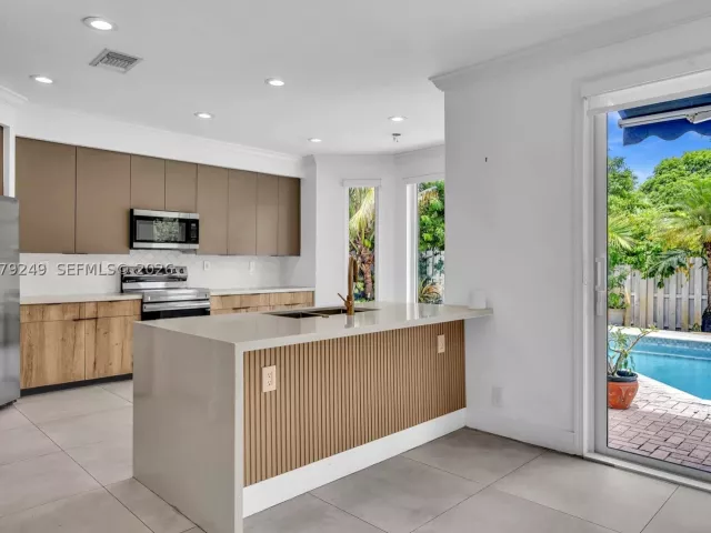5-bedroom home for sale in Hollywood - 3433 SW 52nd ct - MondialRealty
