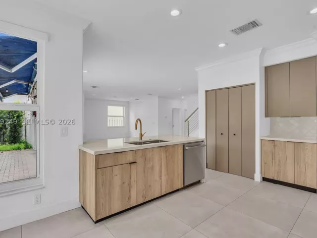 5-bedroom home for sale in Hollywood - 3433 SW 52nd ct - MondialRealty