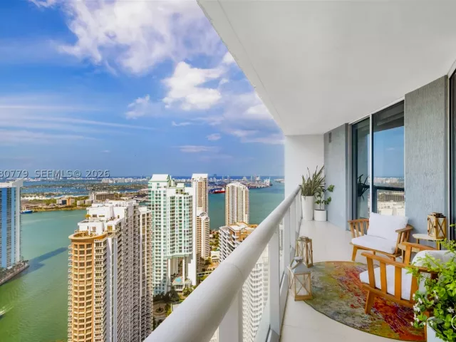 2-bedroom condo for sale in Miami - 495 Brickell Ave 4704 - MondialRealty