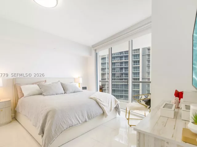2-bedroom condo for sale in Miami - 495 Brickell Ave 4704 - MondialRealty