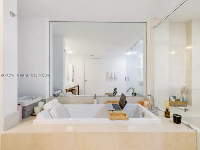 2-bedroom condo for sale in Miami - 495 Brickell Ave 4704 - MondialRealty