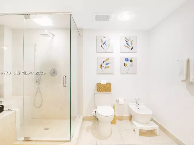 2-bedroom condo for sale in Miami - 495 Brickell Ave 4704 - MondialRealty