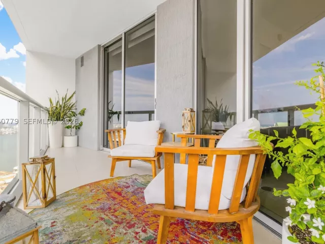 2-bedroom condo for sale in Miami - 495 Brickell Ave 4704 - MondialRealty