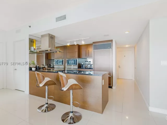 2-bedroom condo for sale in Miami - 495 Brickell Ave 4704 - MondialRealty
