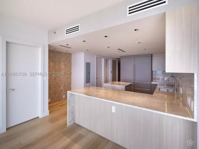 5-bedroom condo for rent in Miami - 465 Brickell Ave PH5701 - MondialRealty