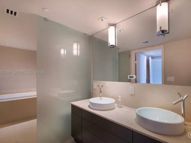 5-bedroom condo for rent in Miami - 465 Brickell Ave PH5701 - MondialRealty