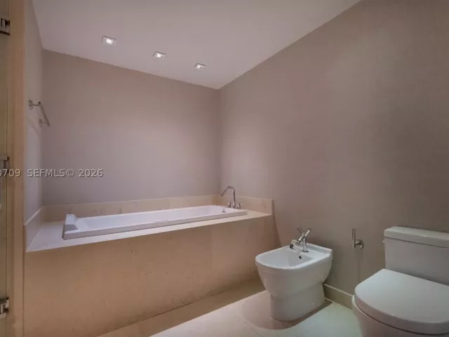 5-bedroom condo for rent in Miami - 465 Brickell Ave PH5701 - MondialRealty