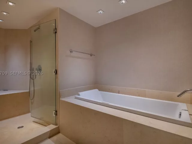 5-bedroom condo for rent in Miami - 465 Brickell Ave PH5701 - MondialRealty