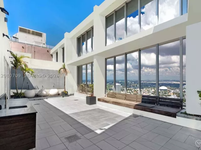 5-bedroom condo for rent in Miami - 465 Brickell Ave PH5701 - MondialRealty
