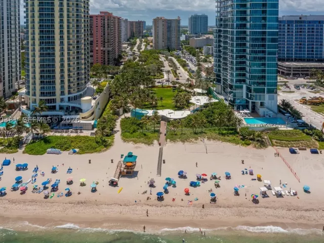 2-bedroom condo for sale in Sunny Isles Beach - 210 174th St 1201 - MondialRealty