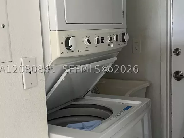 2-bedroom condo for rent in Hollywood - 2751 S Ocean Dr 406S - MondialRealty