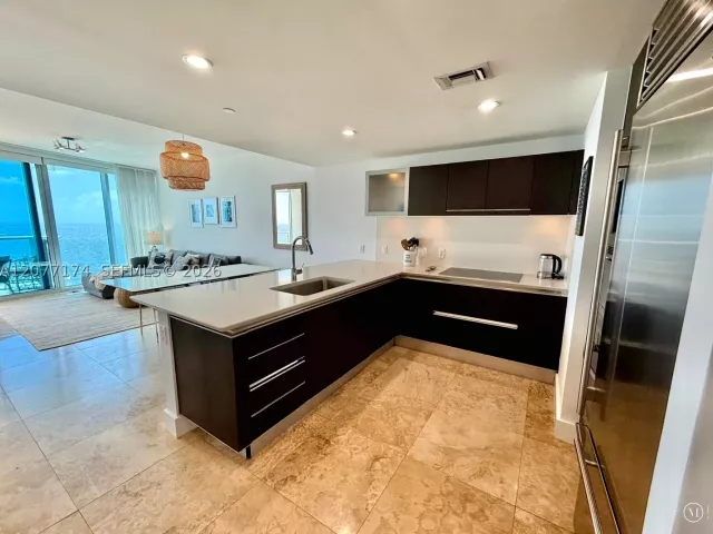 1-bedroom condo for rent in Sunny Isles Beach - 17001 Collins Ave 1903 - MondialRealty
