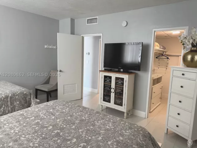 1-bedroom condo for rent in Hollywood - 3801 S Ocean Dr 15A - MondialRealty