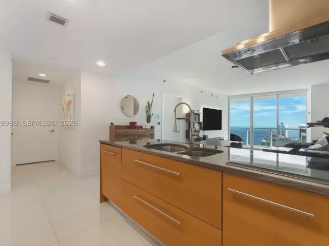 1-bedroom condo for sale in Miami - 495 Brickell Ave 4709 - MondialRealty