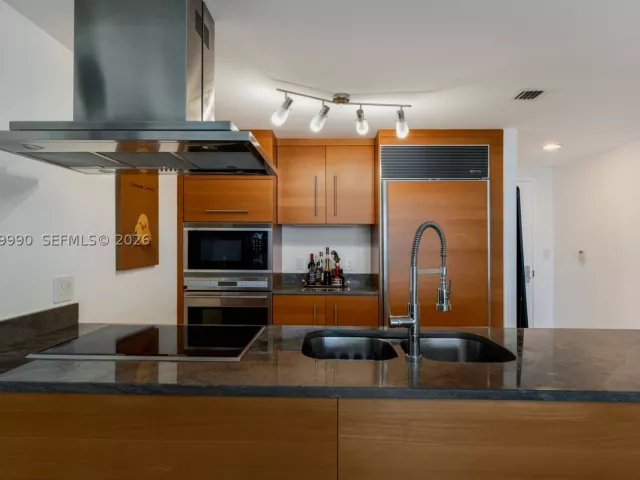 1-bedroom condo for sale in Miami - 495 Brickell Ave 4709 - MondialRealty