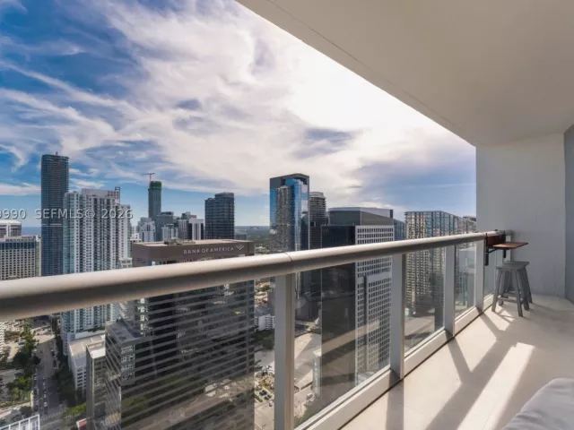 1-bedroom condo for sale in Miami - 495 Brickell Ave 4709 - MondialRealty