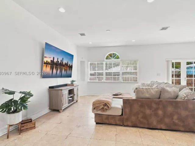 4-bedroom home for rent in Fort Lauderdale - 913 SW 8th St 2 - MondialRealty
