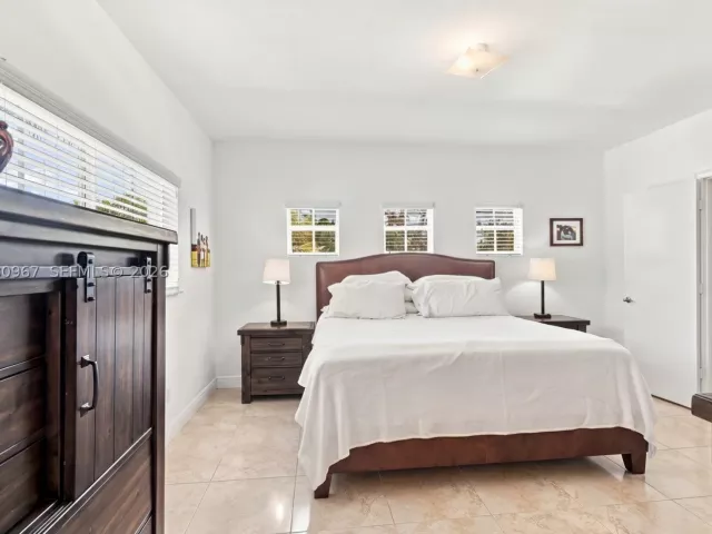 4-bedroom home for rent in Fort Lauderdale - 913 SW 8th St 2 - MondialRealty