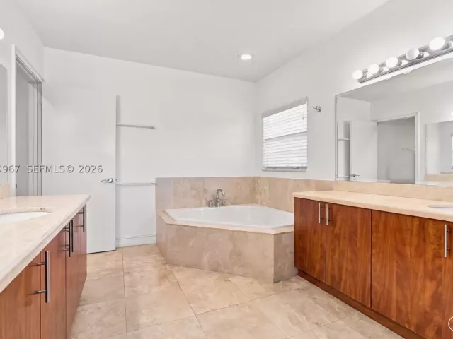 4-bedroom home for rent in Fort Lauderdale - 913 SW 8th St 2 - MondialRealty