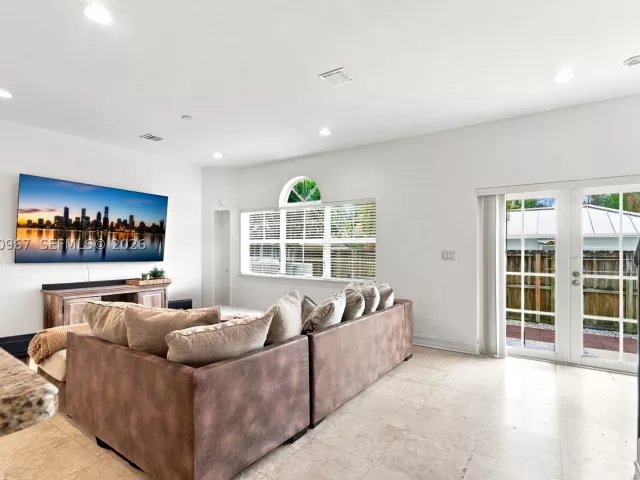 4-bedroom home for rent in Fort Lauderdale - 913 SW 8th St 2 - MondialRealty