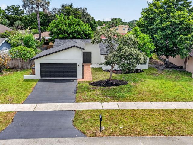 3-bedroom home for sale in Deerfield Beach - 386 NW 40th Terrace - MondialRealty